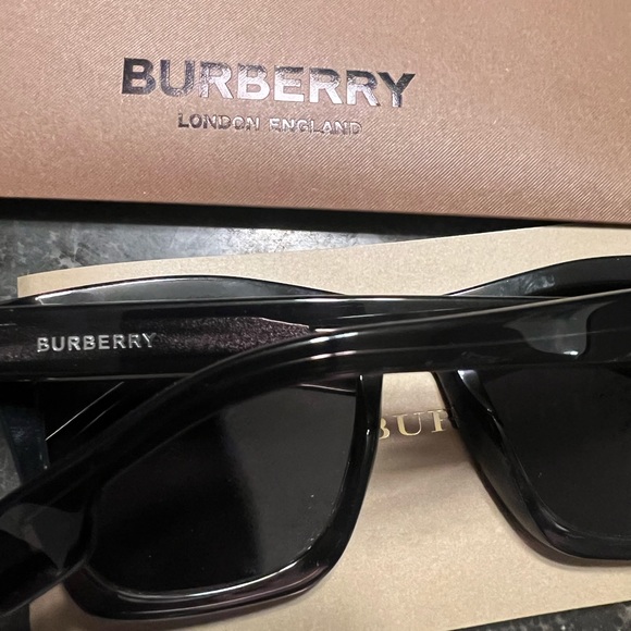 Burberry - Picture 4 of 4